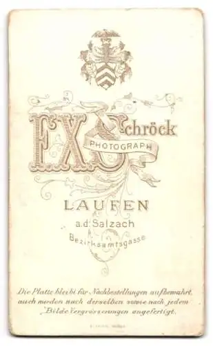 Fotografie Fr. Xav. Schröck, Laufen, Bezirksamtsgasse, Junger Mann im Anzug mit einer weissen Ansteckblume am Revers