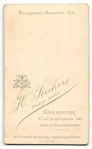 Fotografie H. Richers, Hannover, Cellerstrasse 146, Bürgerlicher Knabe mit pomadisiertem Haar im Anzug mit Fliege