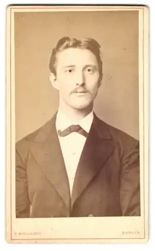 Fotografie R. Marowsky, Berlin, Charlotten-Str. 62, Junger Mann mit Mittelscheitel und leichtem Schnurrbart im Anzug
