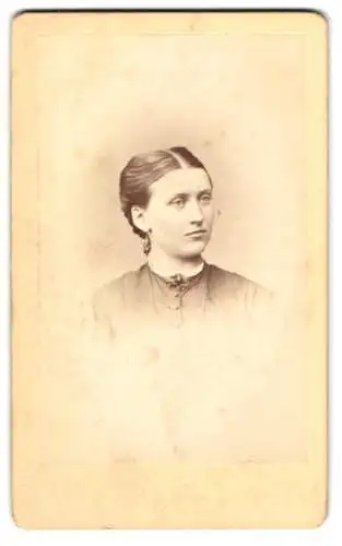 Fotografie Anders Paltzow, Halle a. S., Junge Frau mit zurückgestecktem, in der Mitte gescheiteltem Haar