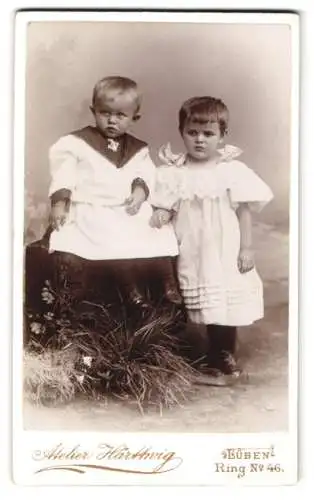 Fotografie Atelier Härttwig, Lüben, Ring 46, Zwei kleine Kinder in weissen Gewändern mit zweifelnden Blicken