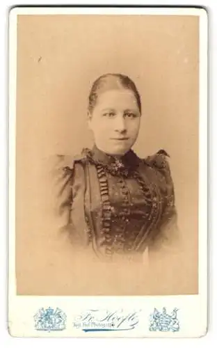 Fotografie Fr. Hoefle, Augsburg, Zeuggasse 226, Junge Dame im schwarzen Kleid mit adrett frisiertem Haar