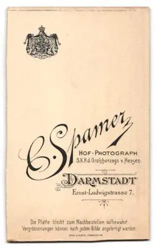 Fotografie C. Spamer, Darmstadt, Ernst-Ludwigstrasse 7, Pausbäckiges Kleinkind im weissen Gewand mit gelassenem Blick