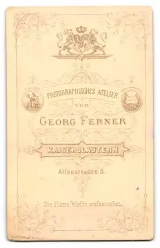 Fotografie Georg Ferner, Kaiserslautern, Alleestrasse 3, Kleines Kind im weissen Gewand mit weisser Strumpfhose