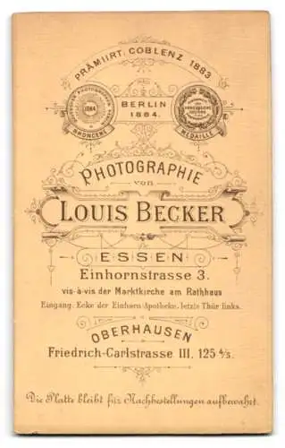 Fotografie Louis Becker, Essen, Einhornstrasse 3, Kleinkind im weissen Gewand auf einem Babystuhl, mit fragendem Blick