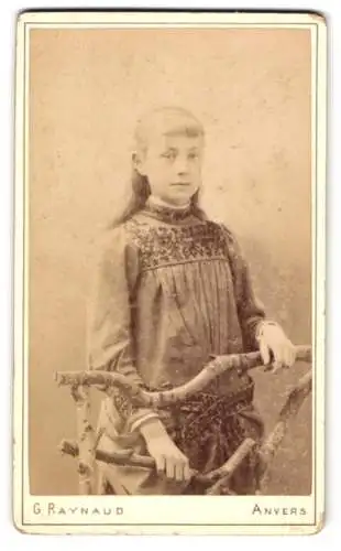 Fotografie G. Raynaud, Anvers, 23 Rempart Ste. Catherine, Junges Mädchen mit kurzem Pony an einem Holzzaun