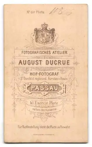 Fotografie August Ducrue, Passau, Kl. Exercir-Platz, Bürgerliche Dame mit zurückgestecktem Haar und stoischem Blick