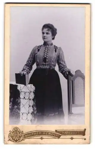 Fotografie Walther Herold, Marienberg i. S., Katharinenstrasse 85, Junge Frau in gestreifter Bluse und schwarzem Rock