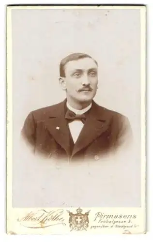 Fotografie Albert Köthe, Pirmasens, Fröbelgasse 3, Junger Mann im Anzug mit Fliege und Schnurrbart