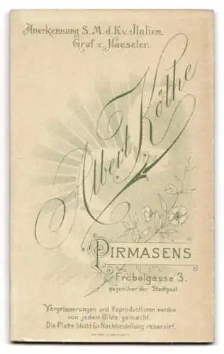 Fotografie Albert Köthe, Pirmasens, Fröbelgasse 3, Junger Mann im Anzug mit Fliege und Schnurrbart