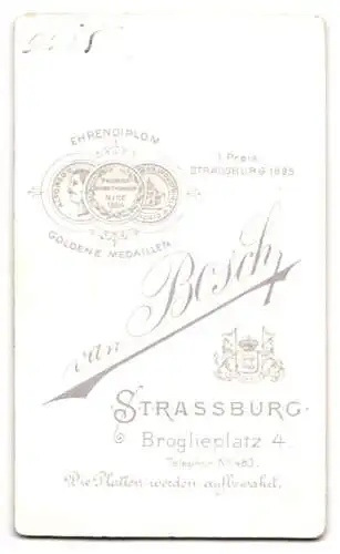 Fotografie Atelier van Bosch, Strassburg i. E., Broglieplatz 4, Mädchen im weissen Kleid mit schwarzem Stehkragen