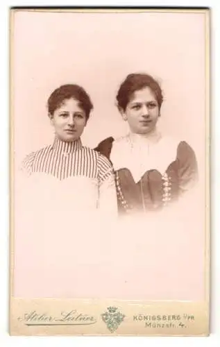 Fotografie Atelier Leitner, Königsberg i. Pr., Münzstr. 4, Zwei junge Damen mit ähnlicher Frisur nebeneinander
