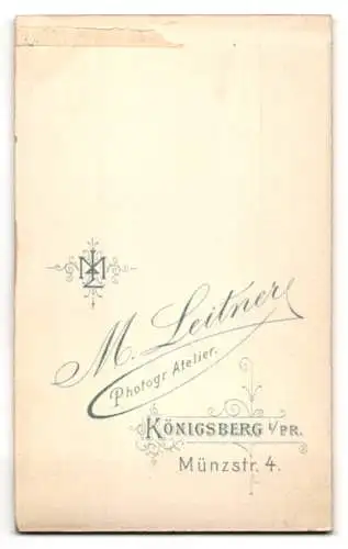 Fotografie Atelier Leitner, Königsberg i. Pr., Münzstr. 4, Zwei junge Damen mit ähnlicher Frisur nebeneinander