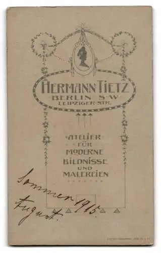 Fotografie Hermann Tietz, Berlin, Leipziger Str., Ältere Dame mit markantem Hut und einem Sonnenschirm