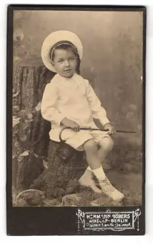 Fotografie Hermann Böbers, Rixdorf-Berlin, Saalestr. 1, Junger Knabe im weissen Gewand mit Matrosenmütze und Gehstock