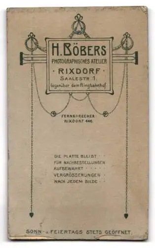 Fotografie Hermann Böbers, Rixdorf-Berlin, Saalestr. 1, Junger Knabe im weissen Gewand mit Matrosenmütze und Gehstock