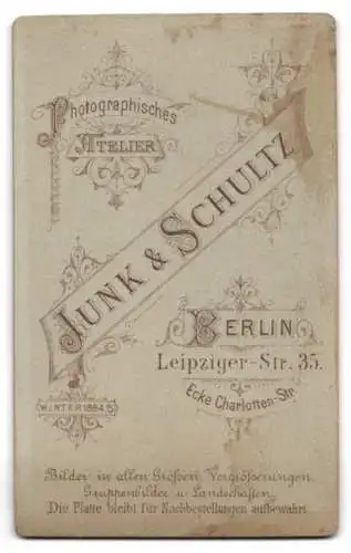 Fotografie Junk & Schultz, Berlin, Leipziger-Str. 35, Bürgerliche Frau mit aufwendig frisiertem Haar und einer Bibel
