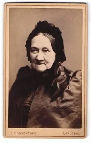 Fotografie J. v. Szymonowicz, Graudenz, Marienwerderstr. 27, Alte Dame mit schwarzer Kopfbedeckung und dunklem Kleid