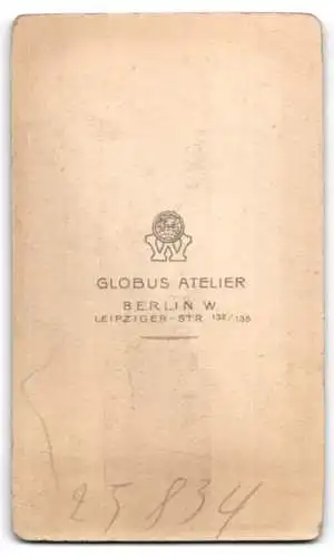 Fotografie Globus Atelier, Berlin, Leipziger-Str. 132-135, Bürgerlicher Herr mit Mittelscheitel und markantem Schnäuzer