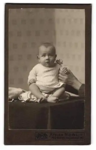 Fotografie Atelier Nebl, München, Augustenstr. 80, Kleines Kind im weissen Gewand, die Hand der Mutter haltend