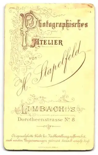 Fotografie H. Stapelfeld, Limbach i. S., Dorotheenstr. 8, Junge Frau mit lockigem Haar im schwarzen Kleid