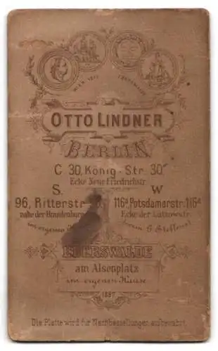 Fotografie Otto Lindner, Berlin, König-Str. 30, Bürgerlicher Mann mit zugeknöpftem Sakko und markantem Schnäuzer