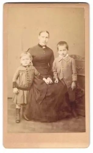 Fotografie Emil Diedrich, Quedlinburg, Weingarten, Bürgerliche Dame mit ihren zwei Kindern, im Sonntagsstaat
