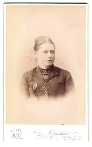Fotografie Fritz Heuschkel, Schwerin i. M., Wismarsche Str. 26, Bürgerliche Dame mit hochgestecktem Haar und Zwicker