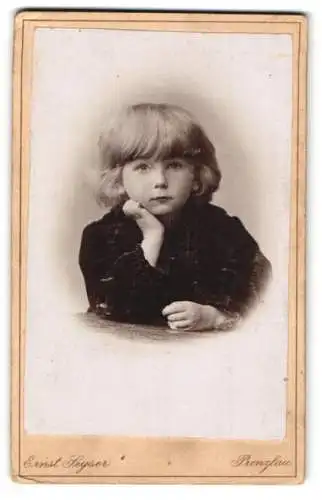 Fotografie Ernst Seyser, Prenzlau, Königstr. 159, Kleiner Junge mit blondem Wuschelkopf und offenem Blick