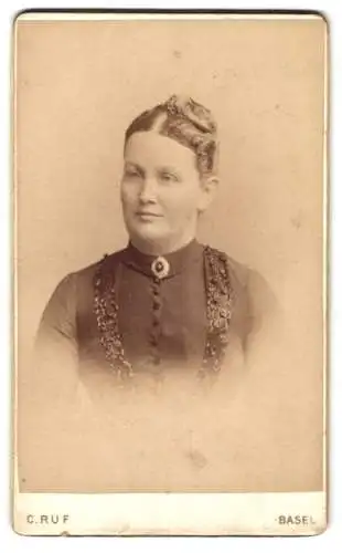 Fotografie C. Ruf, Basel, Steinenthorberg 20, Bürgerliche Dame mit aufwendig frisiertem Haar und Ansteckbrosche