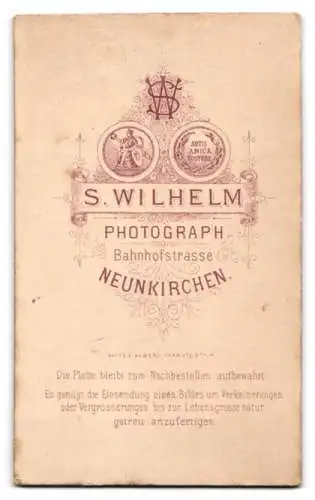 Fotografie S. Wilhelm, Neunkirchen, Bahnhofstr., Bürgerliches Mädchen im taillierten Kleid mit grosser Schleife am Kragen