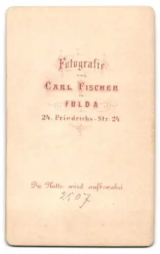Fotografie Carl Fischer, Fulda, Friedrich-Str. 24, Junge Dame mit hochgestecktem Haar und markantem Medaillon