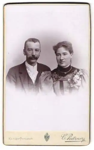 Fotografie C. Pietzner, Wien, Mariahilferstr. 3, Bürgerliches Ehepaar, sie mit Puffärmeln, er mit markantem Schnäuzer