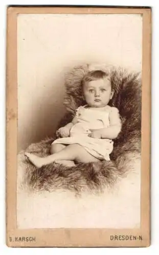 Fotografie G. Karsch, Dresden, Gr. Meissenerstr. 17, Kleines Kind im weissen Gewand mit erstauntem Blick