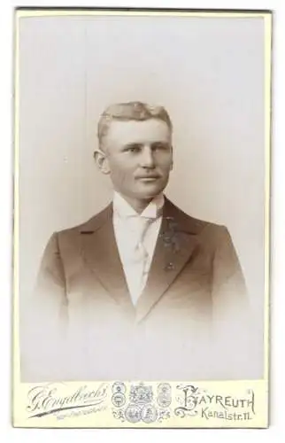 Fotografie G. Engelbrecht, Bayreuth, Kanalstr. 11, Junger blonder Mann im Anzug mit weisser Krawatte