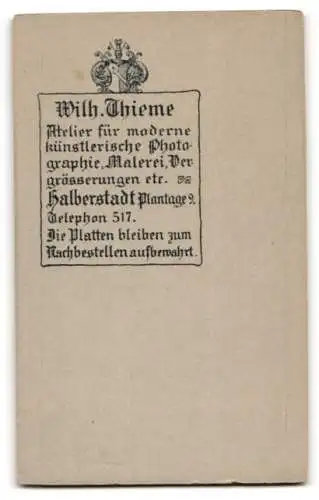 Fotografie Wilh. Thieme, Halberstadt, Plantage 9, Bürgerliche Frau mit hochgestecktem Haar und weissem Kleid