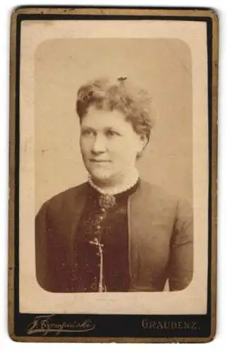 Fotografie F. Czempinski, Graudenz, Marienwerderstr. 27, Bürgerliche Frau mit kurzem welligen Haar und Perlenkette