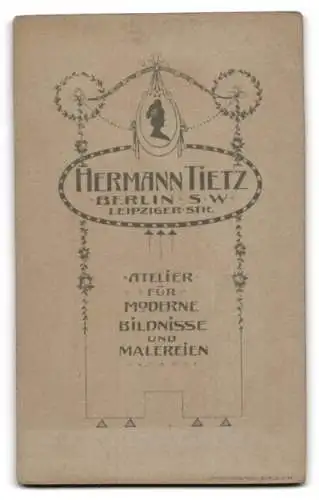 Fotografie Hermann Tietz, Berlin, Leipziger-Str., Alte bürgerliche Dame im schwarzen Kleid mit markanter Brosche
