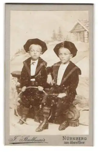 Fotografie F. Stadlmair, Nürnberg, Am Sternthor, Zwei kleine Jungen im Partner-Tracht vor einer Winter-Kulisse