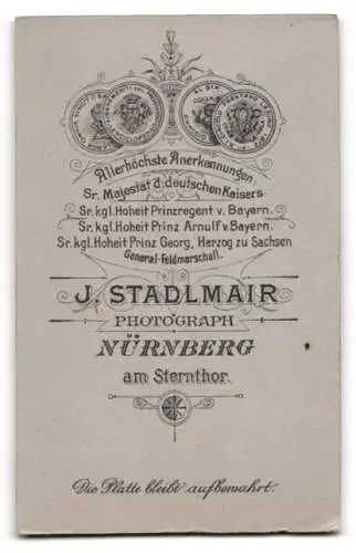 Fotografie F. Stadlmair, Nürnberg, Am Sternthor, Zwei kleine Jungen im Partner-Tracht vor einer Winter-Kulisse