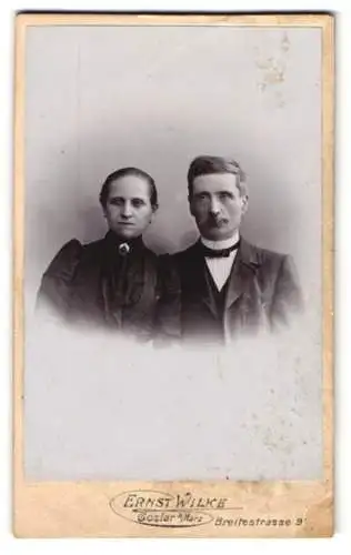 Fotografie Ernst Wilke, Goslar a. Harz, Breitestrasse 98, Bürgerliches Ehepaar, sie mit Stehkragen und Brosche
