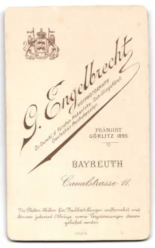 Fotografie G. Engelbrecht, Bayreuth, Canalstrasse 11, Bürgerliche Dame im schwarzen Kleid mit betonter Schulter