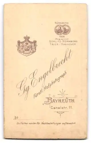 Fotografie G. Engelbrecht, Bayreuth, Canalstrasse 11, Bürgerliche Dame im Kleid mit Stehkragen und Brosche