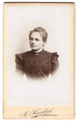 Fotografie M. Kirschbeck, Landsberg a. Lech, Brudergasse 216, Junge Dame im schwarzen Kleid mit verzierter Brustpartie