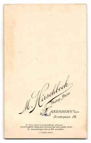 Fotografie M. Kirschbeck, Landsberg a. Lech, Brudergasse 216, Junge Dame im schwarzen Kleid mit verzierter Brustpartie