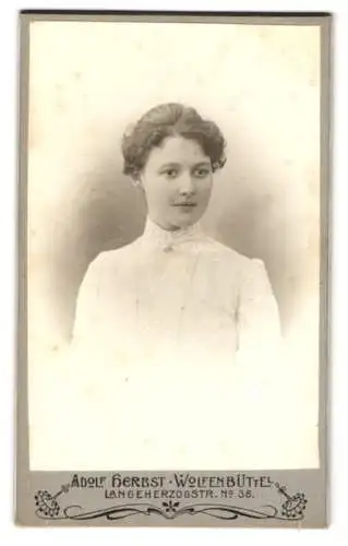 Fotografie Adolf Herbst, Wolfenbüttel, Langeherzogstr. 38, Junge Dame in eleganter weisser Bluse mit Brosche am Kragen