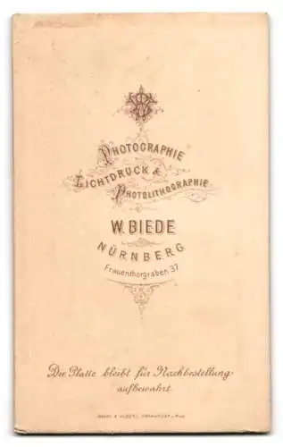 Fotografie W. Bieder, Nürnberg, Frauenthorgraben 37, Junge Dame im taillierten Kleid mit gepuffter Schulterpartie