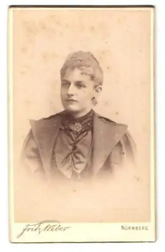 Fotografie Fritz Weber, Nürnberg, Spittlerthorgraben 45, Junge Dame im schwarzen Kleid mit breitem Revers