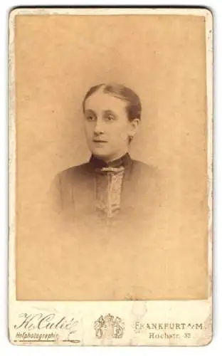 Fotografie Katharina Culié, Frankfurt a. M., Hochstr. 32, Junge Dame mit adretter Frisur und gehobenen Augenbrauen
