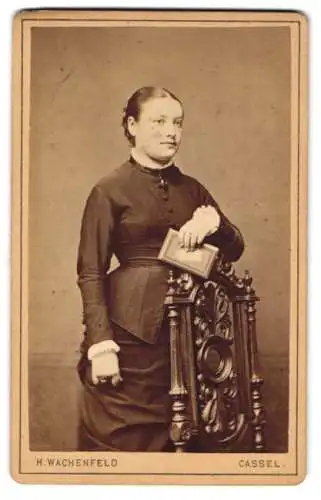 Fotografie H. Wachenfeld, Cassel, Weserstrasse 14-16, Junge Dame mit aufwendiger Frisur mit einem Buch